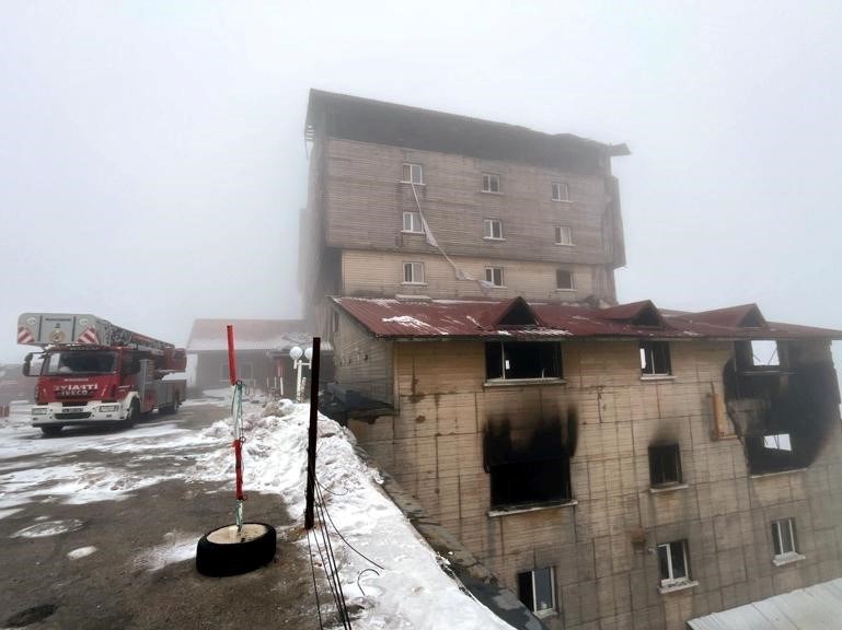 Yangın felaketinde, bazı insanlar çarşafları bağladı ve pencerelerden inmeye çalıştı.